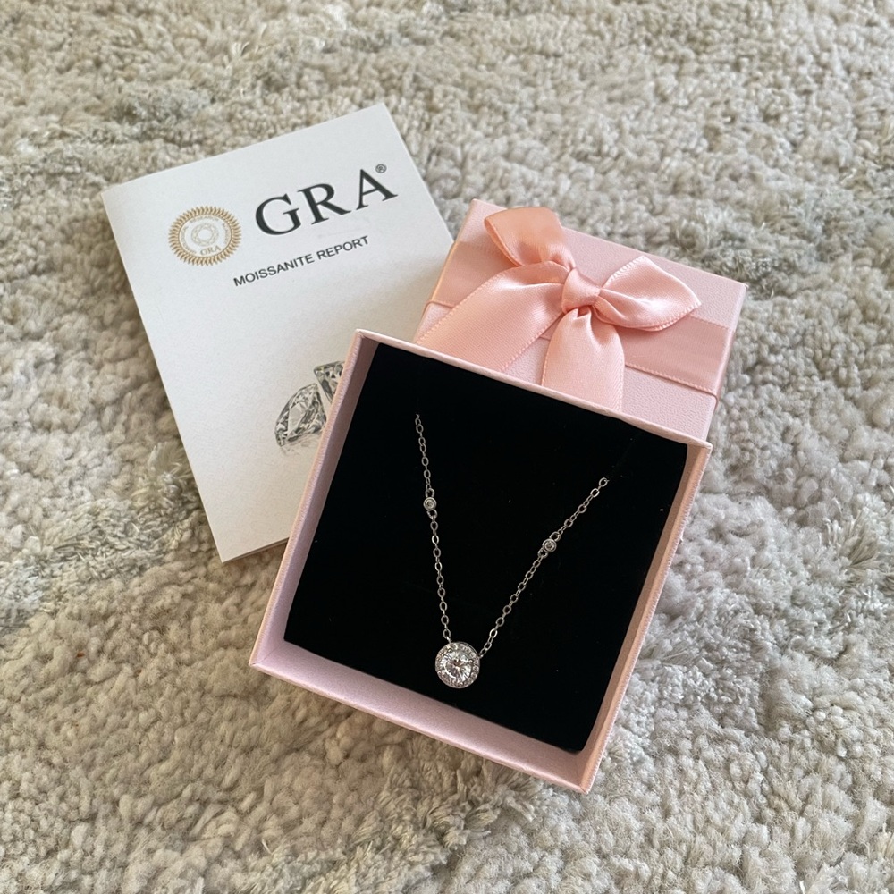 NWT 1CT Round Moissanite Halo Pendant Necklace - Picture 5 of 5